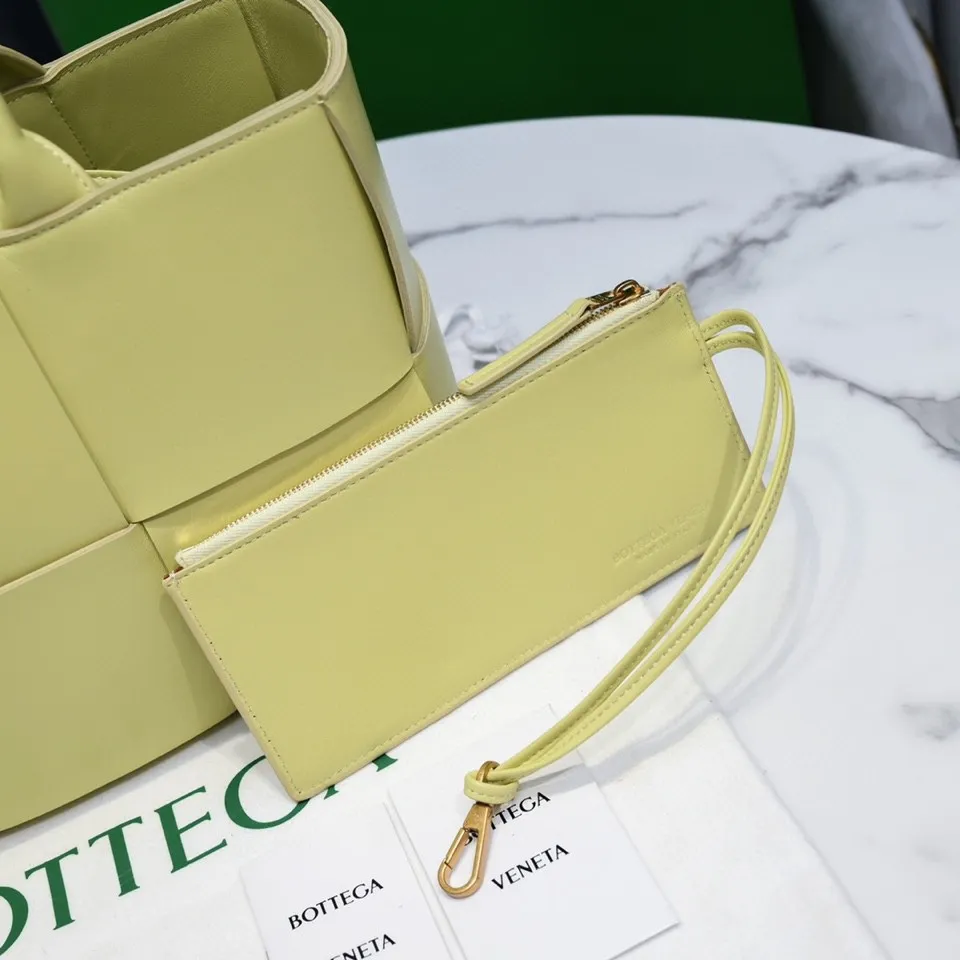 Batch 1760 medium arco, BottegaVeneta# official website latest sheepskin with inner sheepskin SLIP tote handbag, and the logo has been changed to the side panel😍The oversized woven design really makes it a huge gap from ordinary tote bags🔗🔗Different color combinations inside and outside ⛓Daniel Lee leads the brand's DNA to continue to evolve with fresh inspiration🧬🧬showing a balanced style of luxury and reality👉: 30*20*12 Model: 9893#